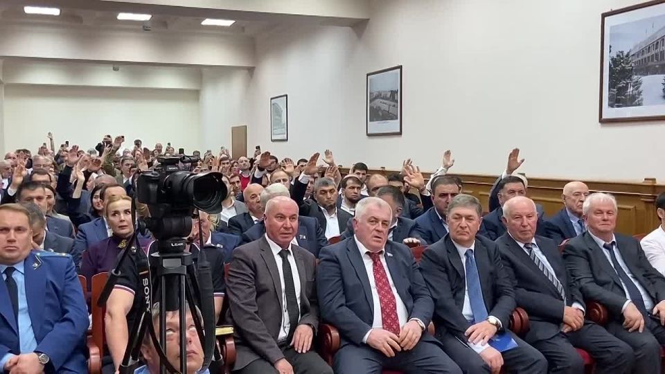 Депутаты городского собрания Махачкалы единогласно избрали Джамбулата Салавова мэром города