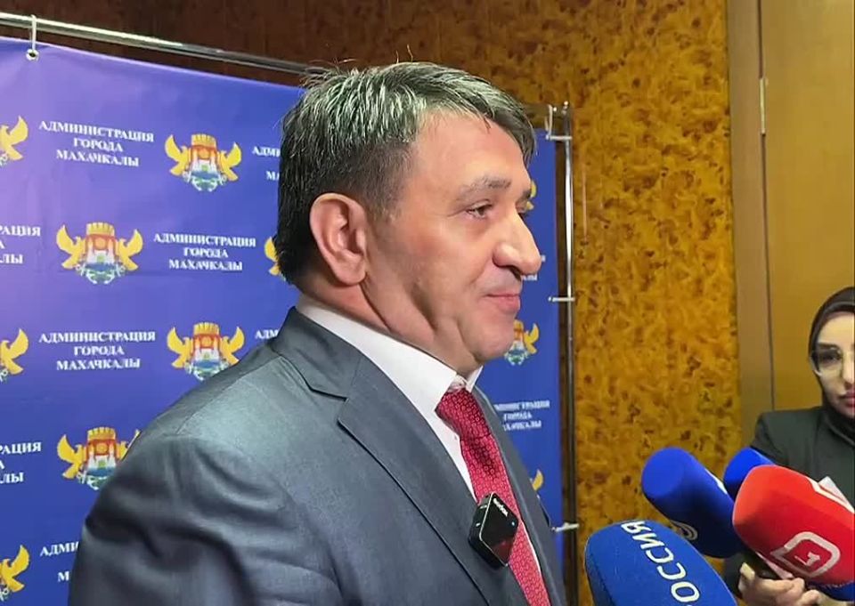 Избранный мэр Махачкалы Джамбулат Салавов рассказал представителям СМИ о том, какие первостепенные задачи стоят перед властями города
