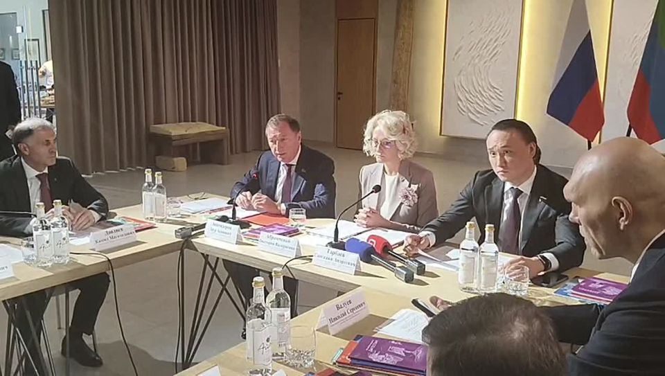 С приветственным словом к участникам круглого стола обратился Председатель Народного Собрания РД Заур Аскендеров