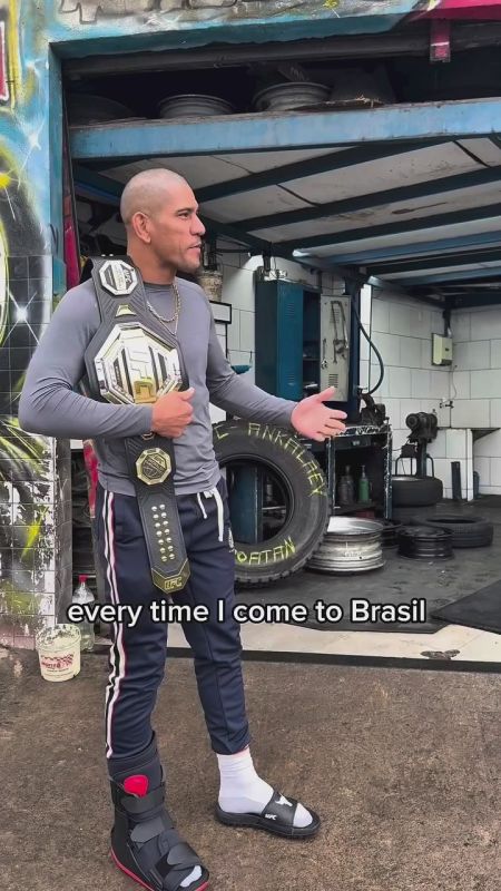 Чемпион UFC Алекс Перейра подколол Магомеда Анкалаева, вернувшись в шиномонтаж с поясом