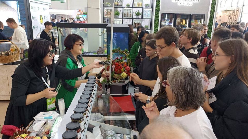 На стенде Республики Дагестан проходит дегустация алкогольной продукции (тихие и игристые вина) Дербентского завода игристых вин