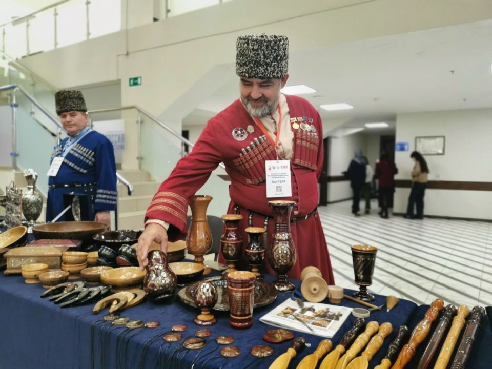 На площадке исторического парка «Россия — моя история» в Махачкале начала работу выставка изделий народных художественных промыслов Дагестана
