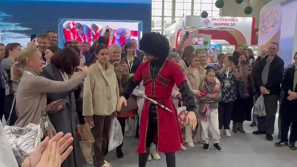 Атмосфера у дагестанского стенда на выставке "Золотая осень" в Москве