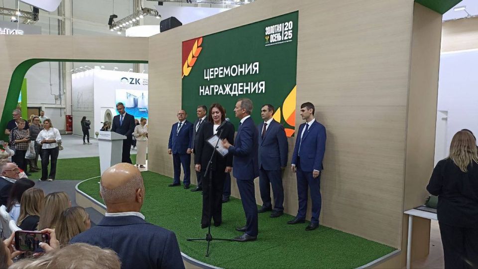 На XXVII Агропромышленной выставке «Золотая Осень - 2025» на стенде Россельхоза проходит награждение предприятий за достижения в агропромышленной сфере