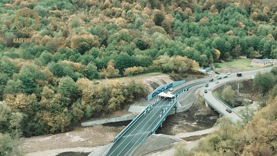 Рамзан Кадыров: Сегодня в торжественной обстановке мы открыли два значимых инфраструктурных объекта — новый участок автомобильной дороги, объезд села Сержень-Юрт протяжённостью 8,8 километра, и мост на 60-м километре...