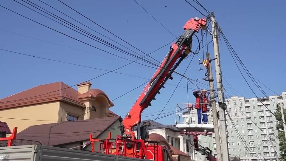 В Махачкале демонтировали аварийные опоры ЛЭП