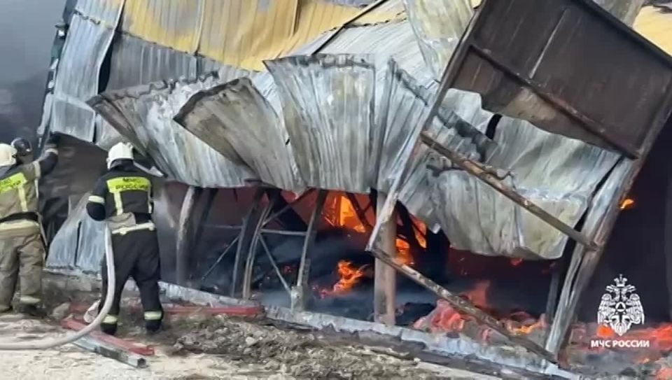 Два склада горят в Карабудахкенте, пожарным удалось локализовать огонь