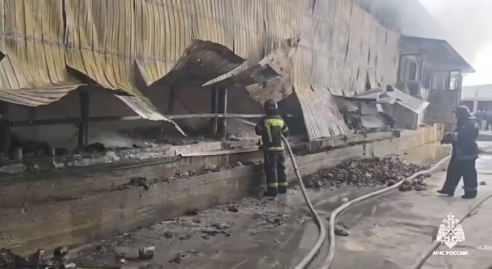 В Карабудахкенте произошел пожар на двух складах (60x20 м и 50x20 м)