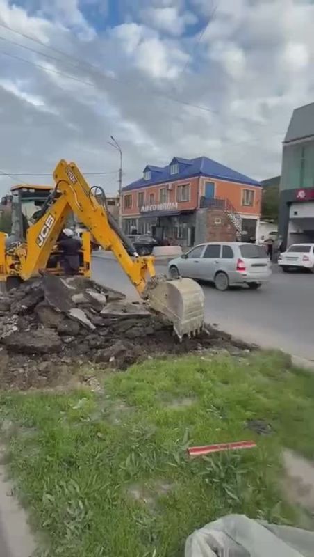 На проспекте Акушинского продолжаются работы по реализации пилотного проекта, направленного на организацию специальной полосы для общественного транспорта