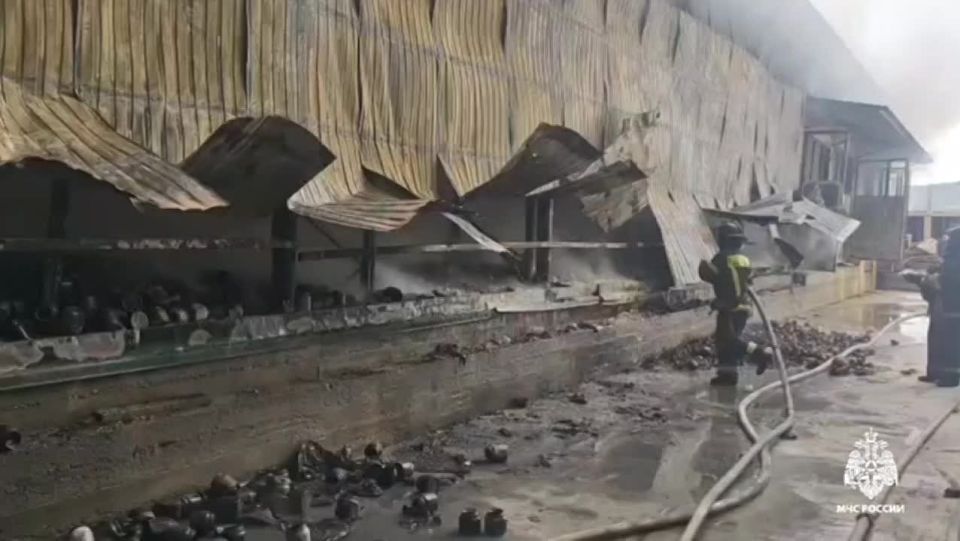 В Карабудахкенте потушили крупный пожар на складах