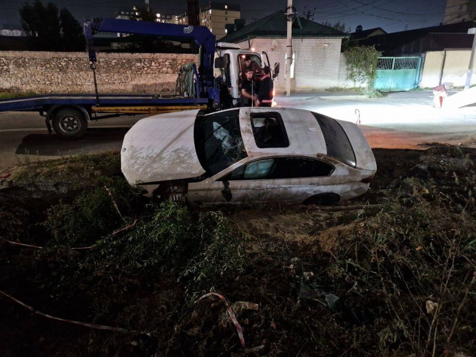 #нампишут Машина провалилась в яму на Бейбулатова в Махачкале