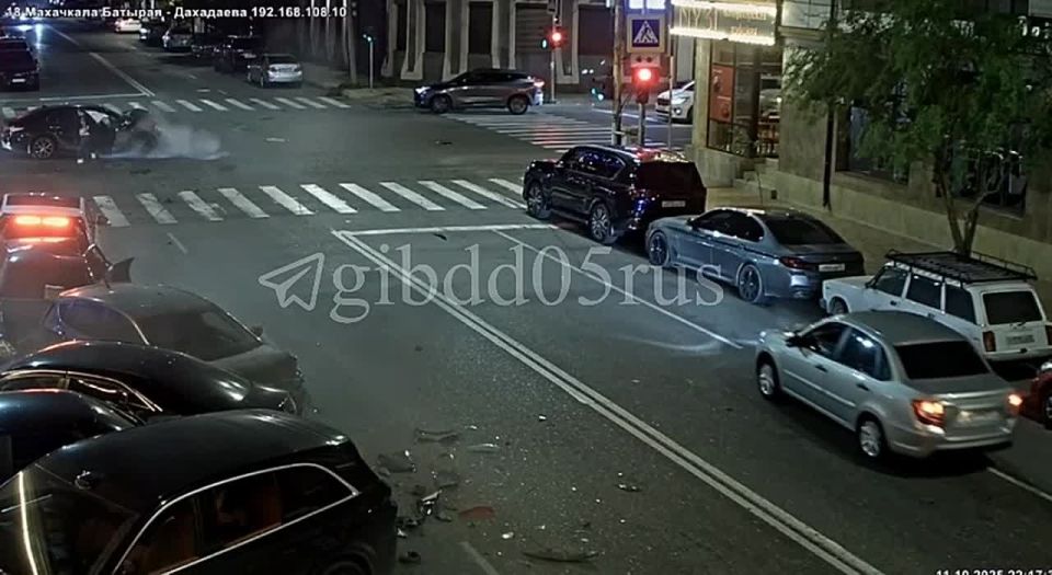 11 октября 2025 года, примерно в 22:30, в Махачкале, на перекрестке улиц Батырая и Дахадаева, 33-летний местный житель, управляя автомобилем «Lixiang L6», не предоставил преимущество в движении на перекрестке, проехав на...
