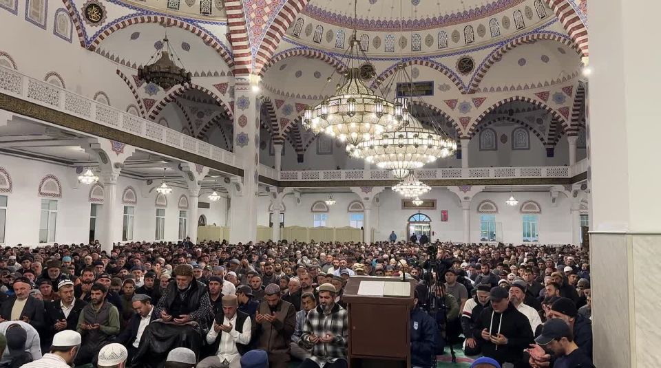 Атмосфера в центральной Джума мечети г.Махачкала