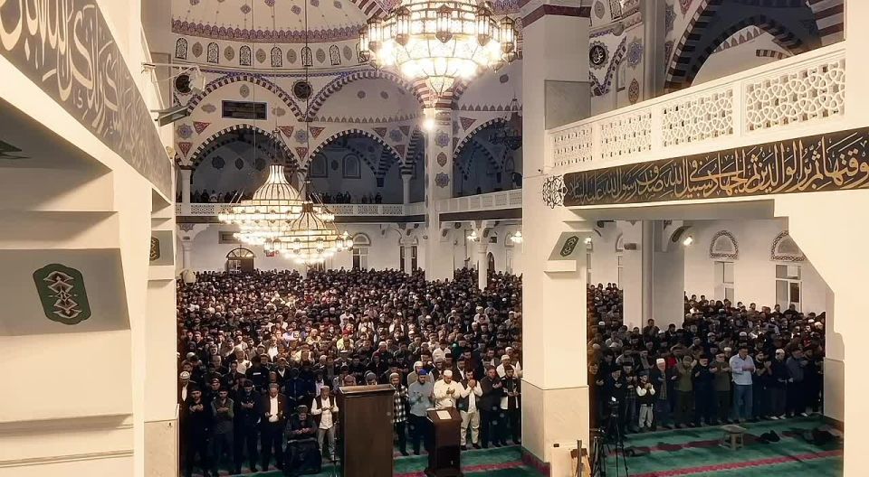В центральной джума мечети Махачкалы сделали дуа за жителей сектора Газы и участников СВО