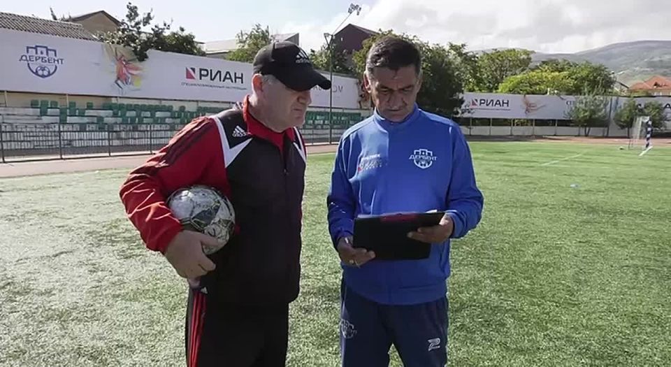 Сегодня, 12 октября, на стадионе "Нарын-кала" состоялся турнир по мини-футболу "Кубок дружбы", в котором приняли участие боле ста футболистов, представляющие любительские команды городских учреждений и организаций