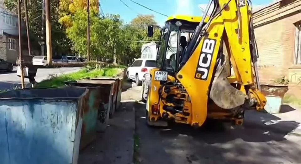 Специалисты МБУ «Благоустройство» продолжают ежедневную работу по вывозу твёрдых коммунальных отходов и поддержанию чистоты на улицах Махачкалы