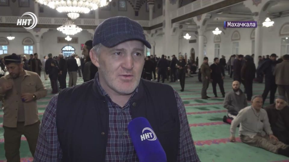 Тысячи дагестанце на утренней молитве