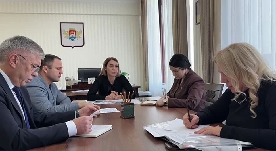 Эмилия Шахабутиновна: Провели рабочее совещание по основным этапам развития социальной сферы Махачкалы