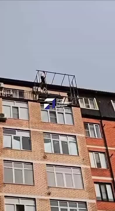 В Махачкале специалисты муниципального жилищного контроля демонтировали самовольно возведенную конструкцию на последнем этаже многоквартирного дома по ул. Хизроева, 81