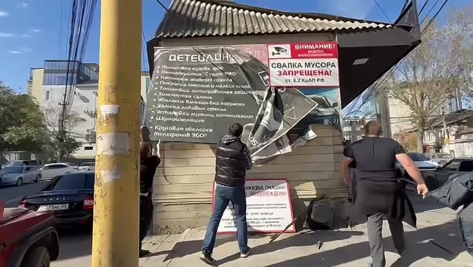 Сегодня сотрудники Управления торговли Махачкалы провели очередной рейд по выявлению и демонтажу незаконной рекламы в городе