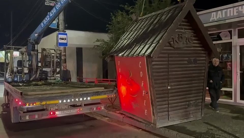 В Махачкале продолжается вывоз самовольно установленных нестационарных торговых объектов