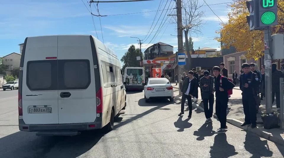 В Махачкале началась активная борьба с неправильно припаркованными автомобилями в заездных карманах для общественного транспорта