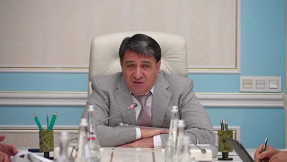 На аппаратном совещании в Махачкале глава города Джамбулат Салавов заявил о необходимости повышения заработной платы работникам сферы благоустройства, особо выделив труд женщин, начинающих работу в 4 утра