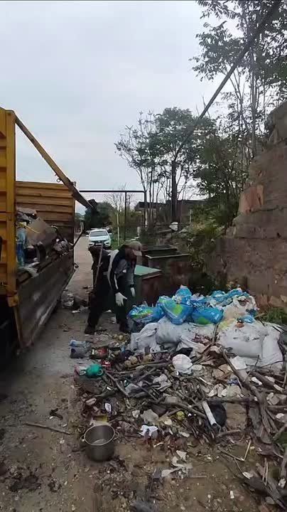 … И всё же бич Дербента, тот «рудимент», который не дает городу развиваться, «задышать» и «выпрямиться» - тотальное игнорирование горожанами правил утилизации отходов: ежедневные несанкционированные свалки - из-за лени...