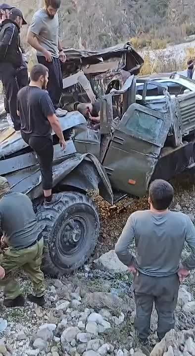 В Унцукульском районе Дагестана после ДТП перевернулся грузовик Росгвардии