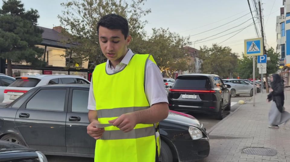 Волонтеры помогают автомобилистам разобраться в правилах пользования платными парковочными зонами города