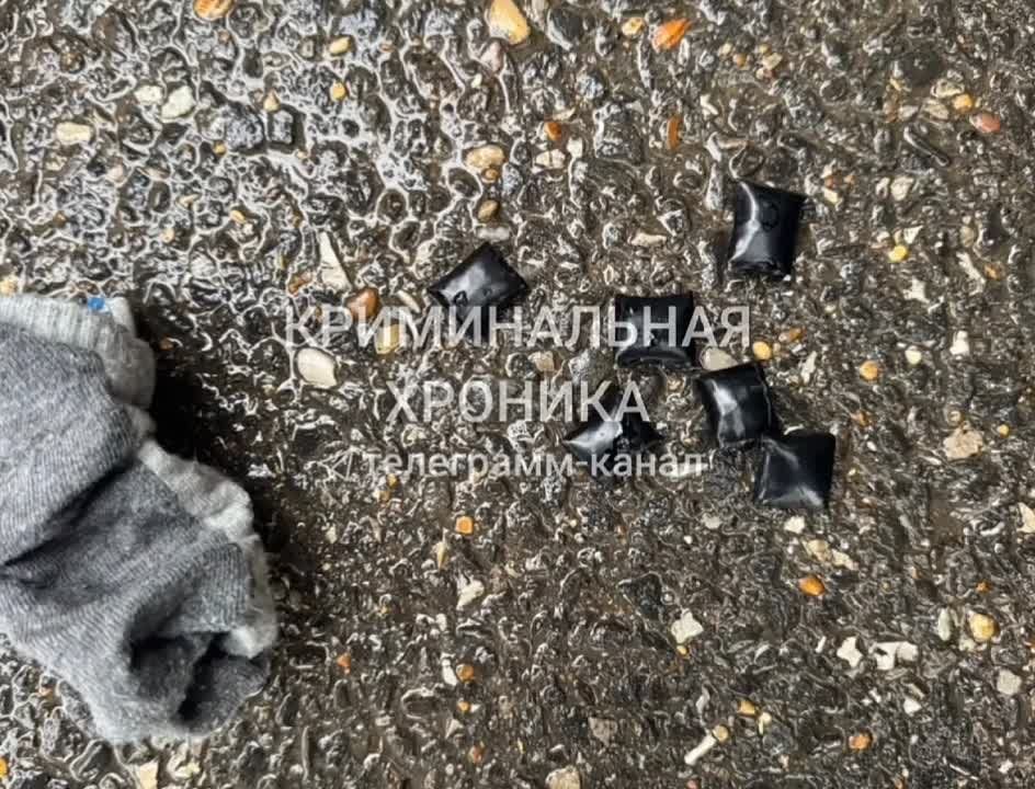 В Махачкале сотрудники управления по контролю за оборотом наркотиков МВД Дагестана задержали 32-летнего местного жителя, подозреваемого в распространении наркотиков