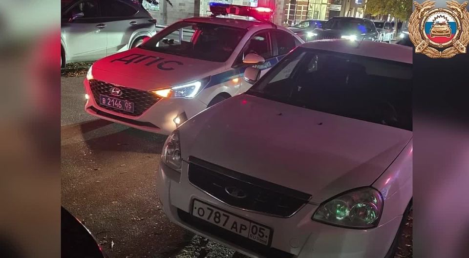 В Управление Госавтоинспекции поступило обращение от гражданина с видеозаписью, на которой видно, как водитель автомобиля «LADA Priora» выезжает на полосу встречного движения, чем провоцирует дорожно-транспортное происшествие