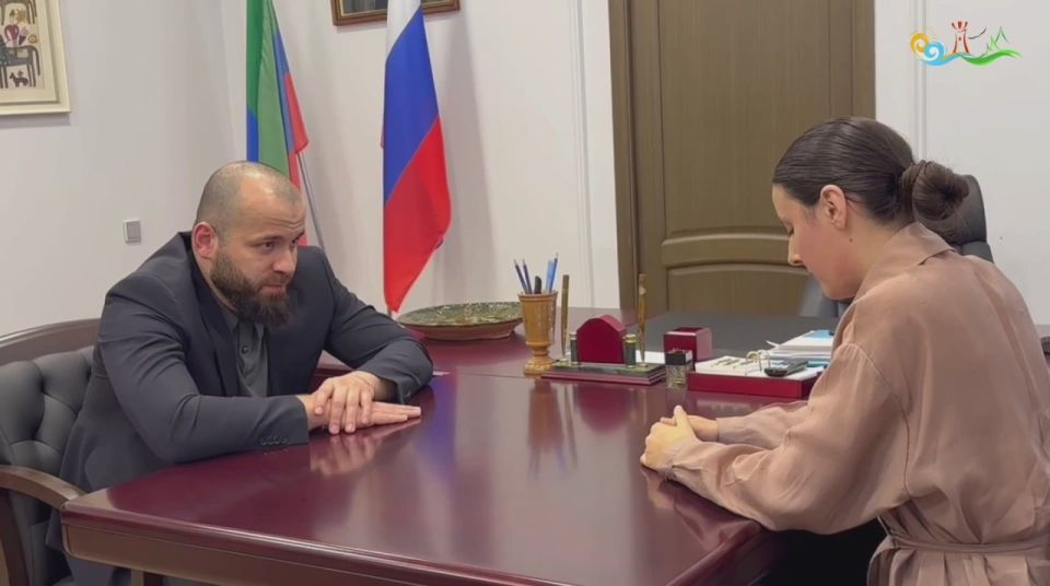 Юная гостья из Донбасса взяла интервью у министра по туризму и народным художественным промыслам Республики Дагестан Эмина Мерданова