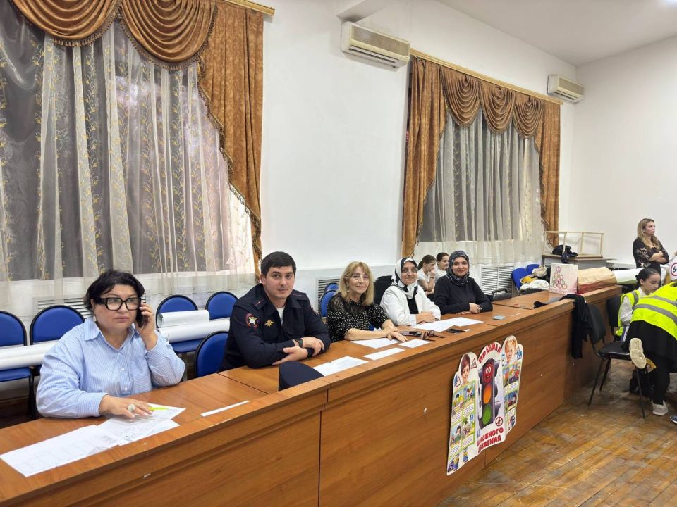 Сотрудники по пропаганде безопасности дорожного движения Госавтоинспекции г. Махачкала приняли участие в школьном конкурсе, посвящённом теме безопасности на дорогах, который прошел в столичной гимназии №13