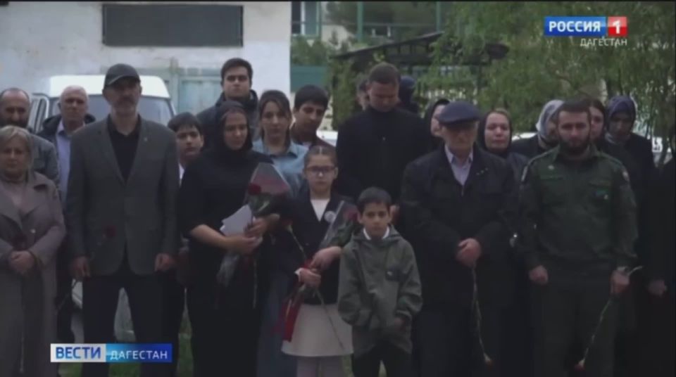 Накануне на улице Ильяшенко, 2 торжественно открыли мемориальную доску лейтенанту Магомедрасулу Магомедову, героически погибшему в ноябре 23-го года в ходу СВО