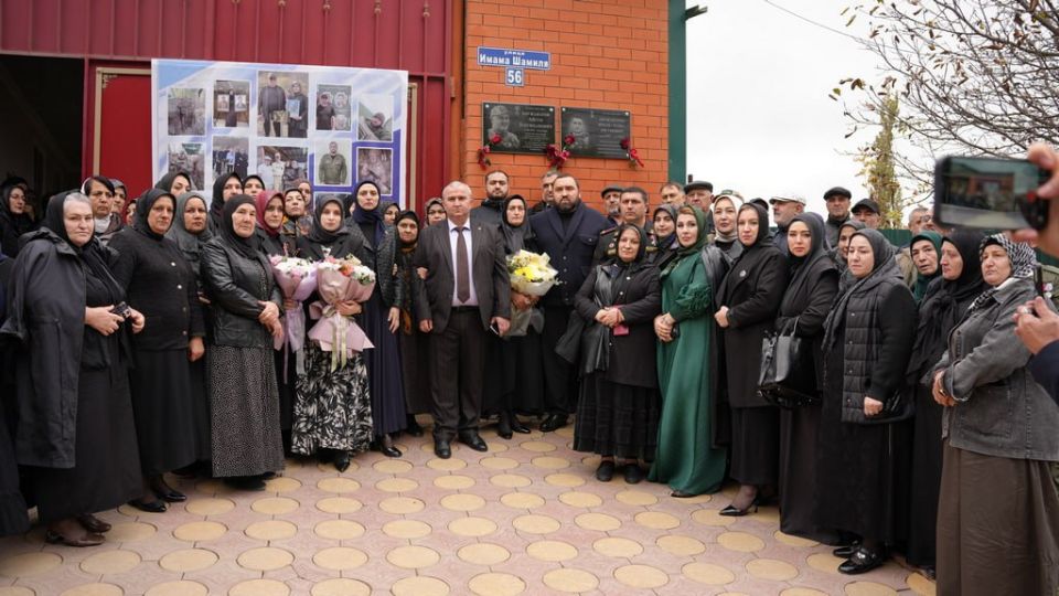 В селе Дылым Казбековского района прошла торжественная церемония открытия мемориальной доски в честь участника специальной военной операции Айгупа Абужанатова