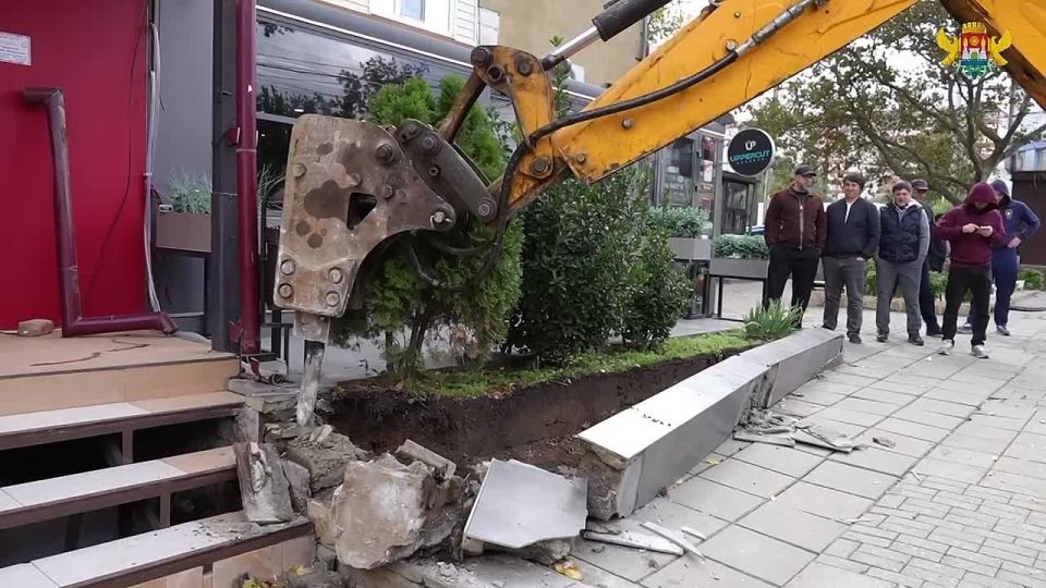 В Махачкале продолжается принудительный снос незаконных входных групп коммерческих объектов на улице Абдуллы Алиева и пр. И. Шамиля, 29