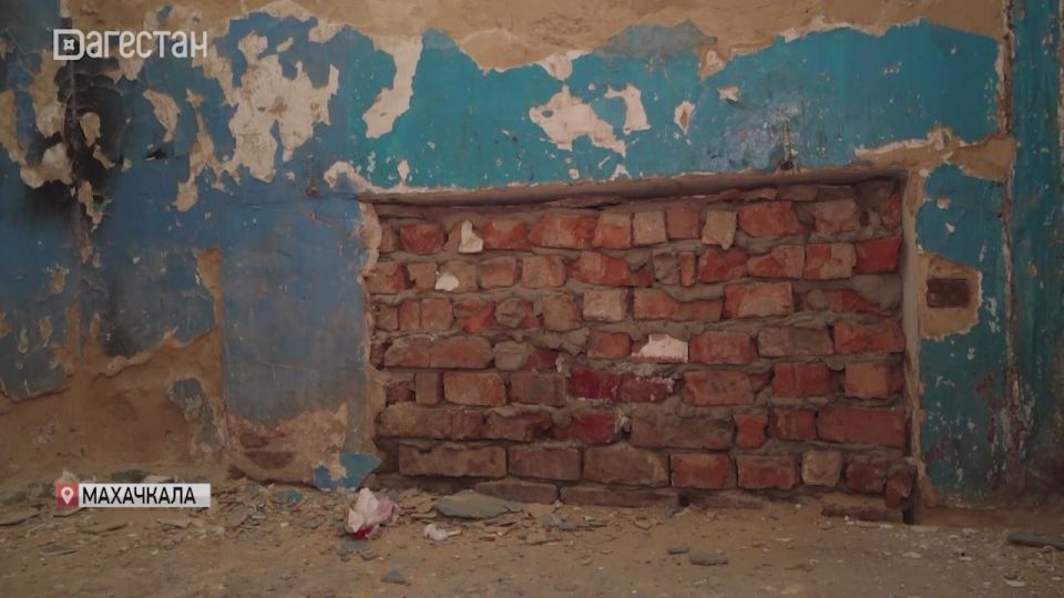 Представители администрации, ЖКХ и фонда капитального ремонта встретились с недовольными жильцами дома по адресу Учительская д.№ 13в, корпус 3 чтобы решить судьбу собственного дома - сносить его или делать капитальный ремонт?