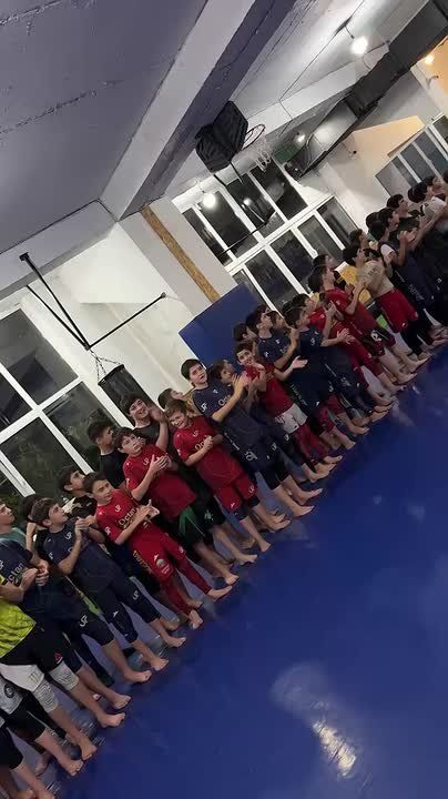 Ковер тот же, стены те же – только теперь на них висит плакат с его именем