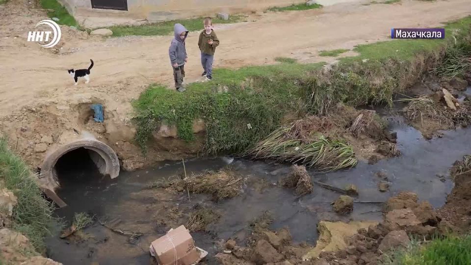 Водопад из канализации. Это не Салтинский водопад и не туристическая достопримечательность, а Ленинкентская канализация, которая уже много лет течёт по поселку Загородный, загрязняя окружающую среду