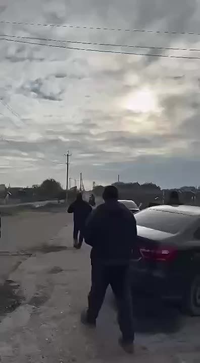 Махачкала, мужик своей "Сайгой" сбивает украинской дрон во время атаки на предприятие