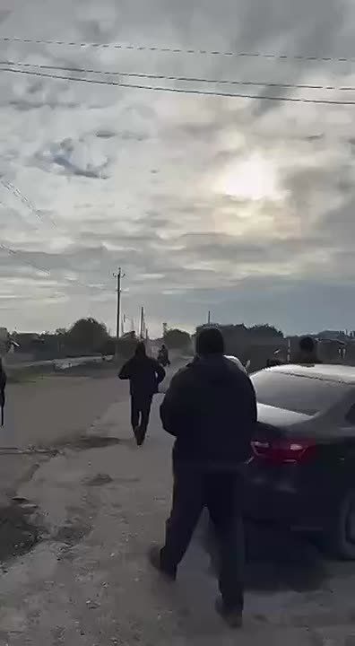 Импровизированная дагестанская группа ПВО - местный житель огнем из своей "Сайги" подбил украинский дрон-камикадзе в Махачкале во время утренней атаки