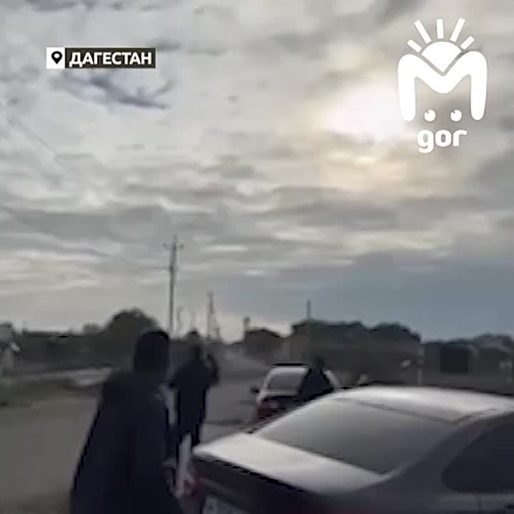 Так махачкалинцы сегодня утром боролись с украинскими дронами: палили из автомата, чтобы БПЛА не влетел в дома