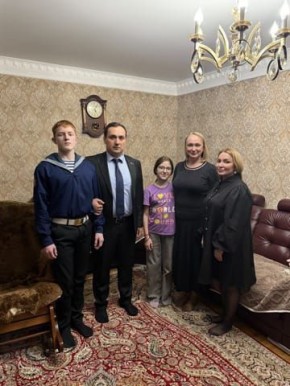 Депутат НС РД Осман Булатов посетил семью участника СВО Абубакара Ахсарова, посмертно награжденного Орденом «За заслуги перед Отечеством» II степени
