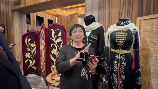 Перед началом заседания Совета СКПА Председатель Народного Собрания РД Заур Аскендеров и члены делегации парламента Дагестана осмотрели выставку прикладного искусства КЧР