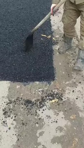 Сотрудниками управления городского хозяйства ведется текущий ремонт дорог в разных районах города