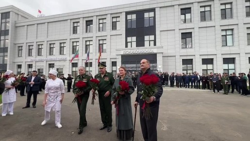 В память о тех, кто спасал ценой собственной жизни: при новом военном госпитале в Дагестане открыли бюсты военным медикам