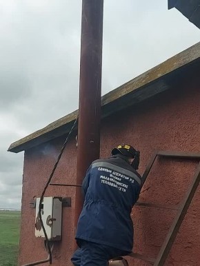 Специалисты региона-шефа из Дагестана установили новый дымоход твердотопливного котла в Доме культуры Марьяновки