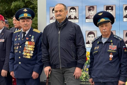 В Махачкале в парке Воинов-интернационалистов имени генерала Омара Муртазалиева прошел митинг, посвященный 100-летию со дня рождения генерал-майора Омара Муртазалиева
