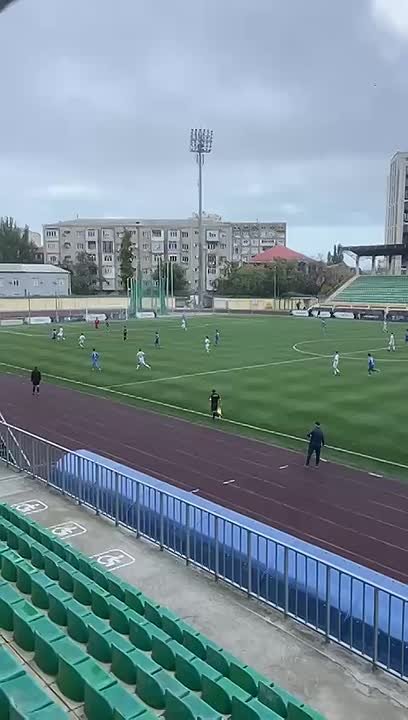 На стадионе «Труд» в Махачкале проходит матч молодёжной футбольной лиги между «Динамо» и «Кировец-В» из Санкт-Петербурга